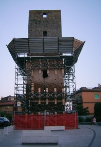 Torre “acciaccata”