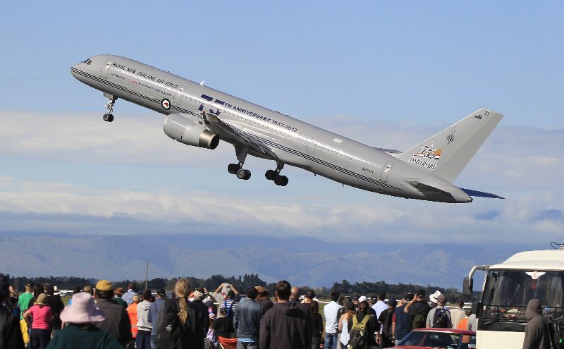 Boeing 757 NZ7571 Wearinf
                    RNZAF 75 Anniversary markings 31st March 2012