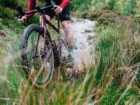 Ein Cervélo Áspero wird durch einen mit Wasser gefluteten Graben gefahren.