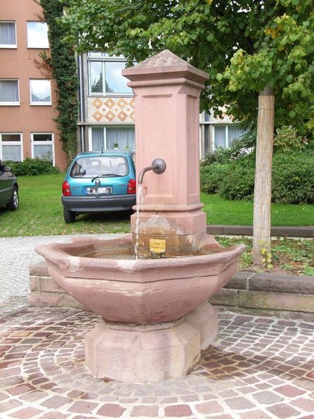 Datei:Waisenhausbrunnen 2.jpg