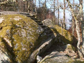 Vue de côté avec la gouttière sous l'escalier.