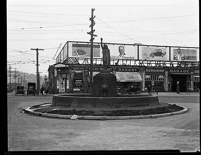 File:Chief Si'ahl (Chief Seattle) fountain, Seattle, circa 1925 (MOHAI 4104).jpg