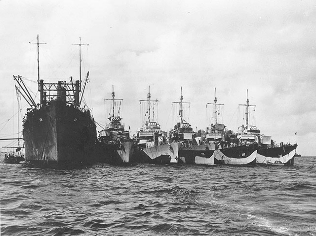 File:USS Markab (AD-21) with destroyers c1944.jpg