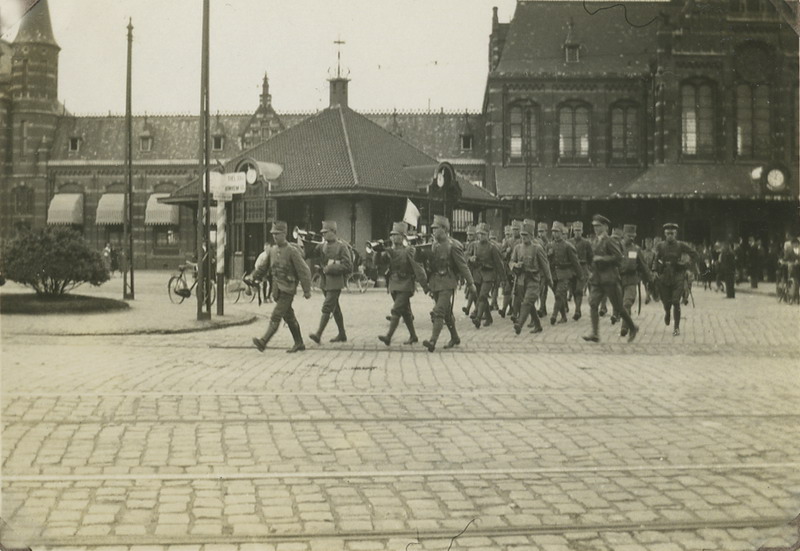 File:Een detachement infanteristen vertrekt vanaf het Stationsplein naar zijn legerin – F42499 – KNBLO.jpg