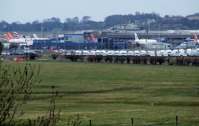 File:Edinburgh Airport - geograph.org.uk - 3366034.jpg