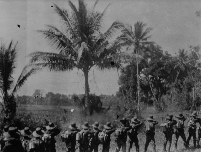 File:COLLECTIE TROPENMUSEUM Militairen van het KNIL op verkenning in de omgeving van Sesetan tijdens de militaire expeditie op Bali TMnr 60050657.jpg