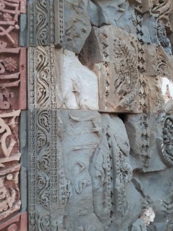 File:Beautiful stone work qutub minar.jpg