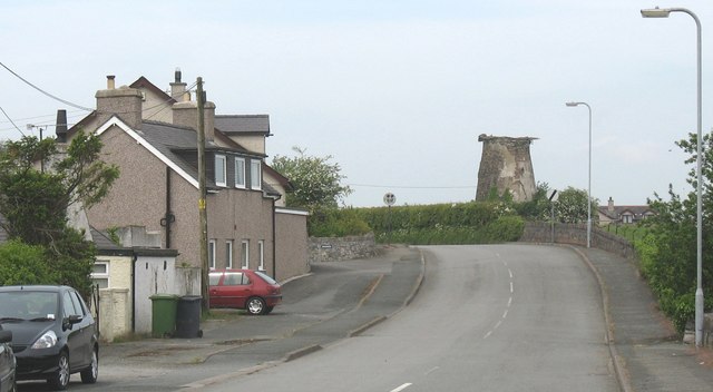 File:Approaching the ruined Pentre Berw Windmill - geograph.org.uk - 805720.jpg