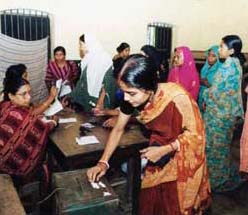 Dones fent cua per votar a Bangladesh