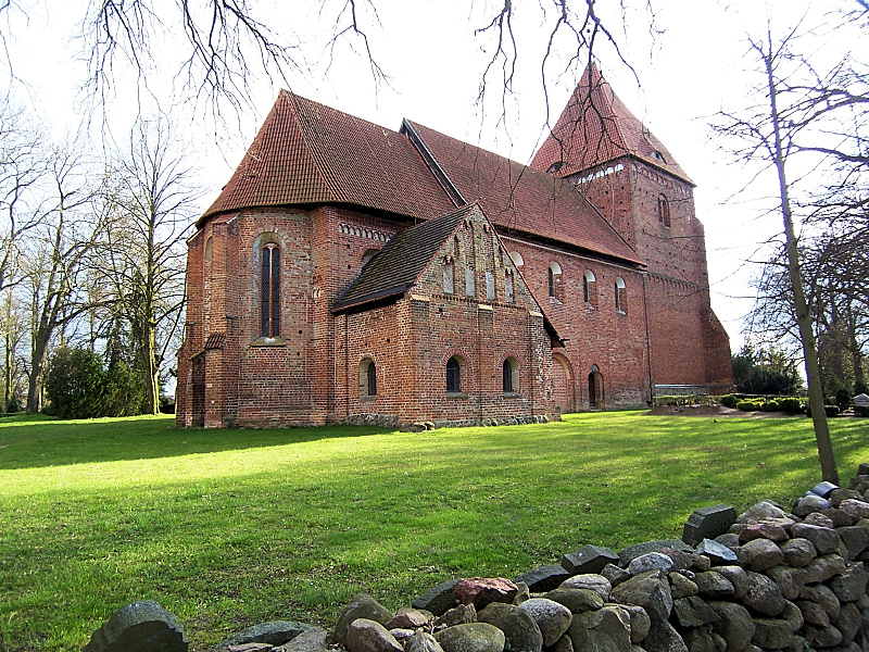 File:Kirche in Lübow.jpg