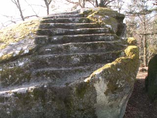 Vue de face de l'escalier aux neuf gradins.