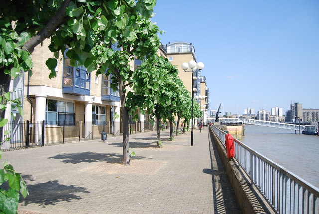 File:Thames Path - geograph.org.uk - 3703433.jpg