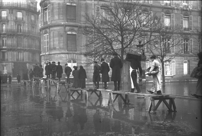 File:Paris 1910 Inondation avenue Montaigne (1).jpg