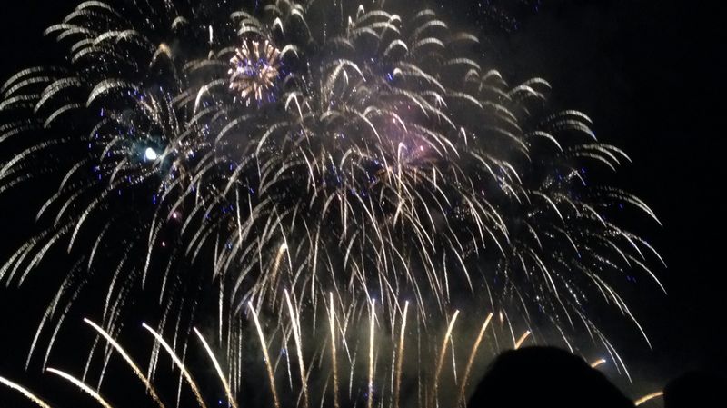 File:Fireworks 2.jpg