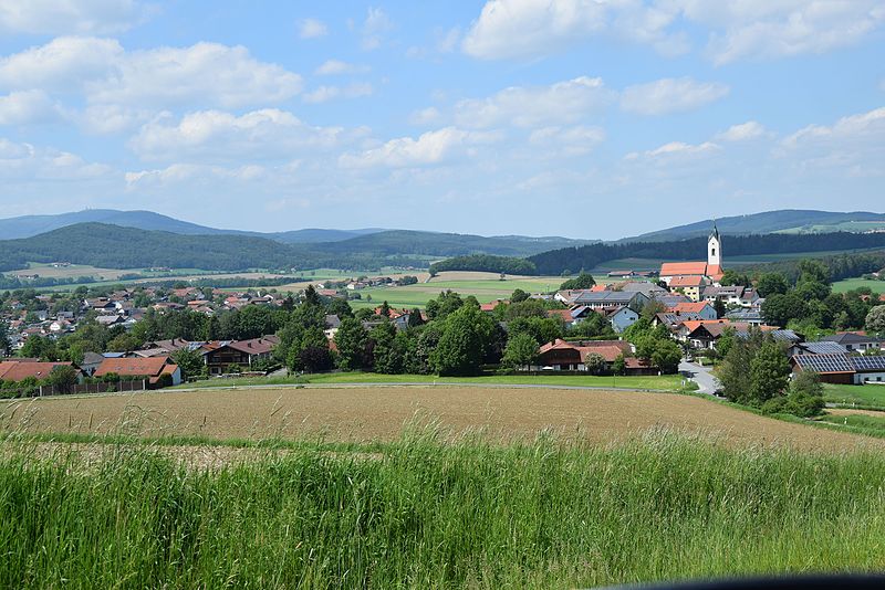 File:Eschlkam Aussichtsturm mit Blick auf den Stausee (3).jpg