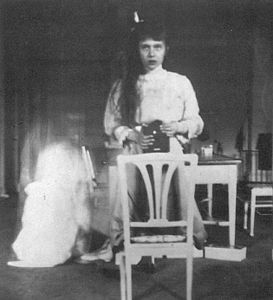 La gran duquesa Anastasia Nikoláyevna de Rusia, de 13 años, realiza en 1914 uno de los primeros autorretratos de adolescentes.