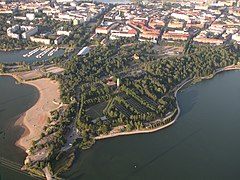 Der Badestrand von Hietaniemi und der Friedhof Hietaniemi, dahinter Etu-Töölö und links oben Taka-Töölö, 2010