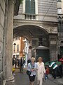 L'archivolto in piazza Cinque Lampadi, sul sito della porta di San Pietro