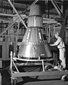 La capsula mercury in fase di costruzione al Lewis Hangar nel 1959