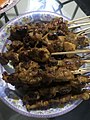 Sate ayam yang dipanggang dengan pemanggang.