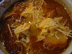 Soupe de poisson, rouille et fromage râpé.