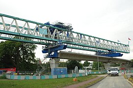 Opération spectaculaire, la construction du tablier est assurée à l'aide d'une poutre de lancement.