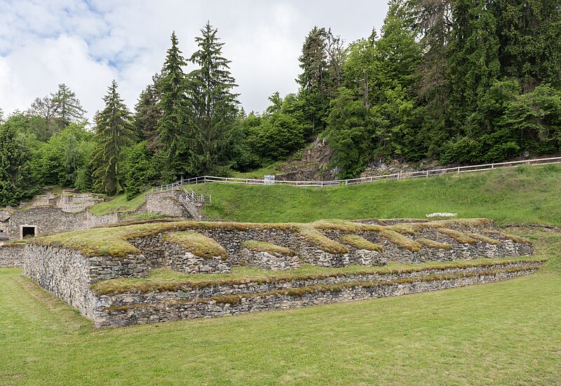 File:Magdalensberg Archäologischer Park Tempel SO-Ansicht 02062016 2205.jpg