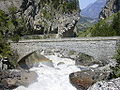 Die Chlusenbrücke über die Kander am Eingang des Gasterntals ist wiederholt Schauplatz der Handlung.