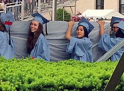 Compañeras de Sulkowicz y la propia artista portando el colchón hasta la graduación como forma de denuncia