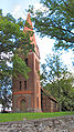 Kirche mit Mauer, Grabstein „S.D. 1832“