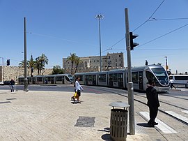 הרכבת הקלה על רקע חומות העיר העתיקה