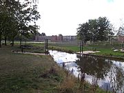 Voetgangersbrug van touw. Dik touw om over te lopen.