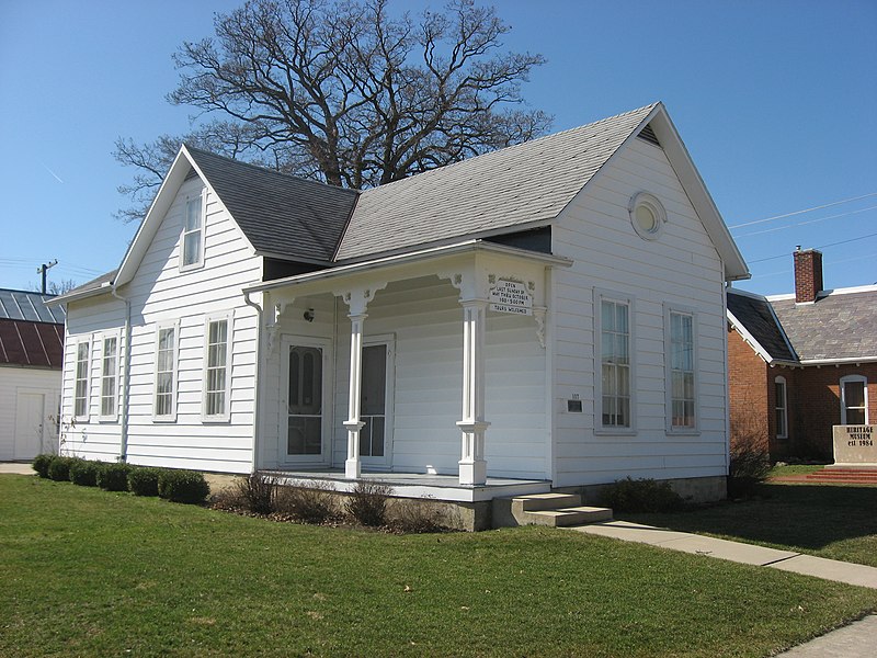 File:H.E. Fledderjohann House front and side.jpg