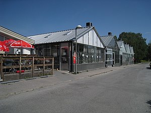 Handelsträdgården med trädgårdscafé och butik gränsar till orangeriet, som ligger nordost om Åkeshovs slott.