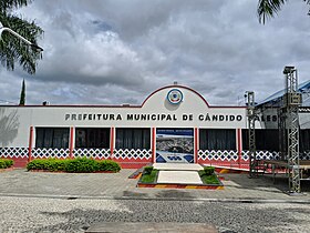 Prefeitura Municipal de Cândido Sales, no centro da cidade