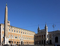 Loggia delle Benedizioni, di sisi kiri belakang. Terlihat, di sebelah kiri, ialah Istana Lateran.