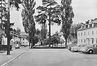 1960-talet, vy från norr mot söder, ännu vid 1960-talets början fanns det många affärer kvar vid torget.