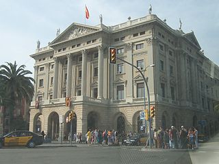 Edificii del Gobern Militar, al costat de l'estatua de Colom