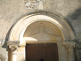 Fronton de la chapelle Sain-Pierre.