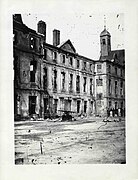 Photographie en noir et blanc de l'ancienne gendarmerie côté jardin, dont la façade subsiste.