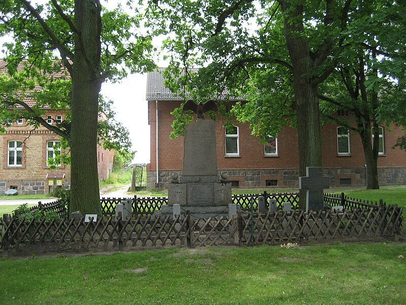 File:Bergholz-Gedenkstein-und-Mahnmal-für-die-beiden-Weltkriege-IMG 1109.JPG