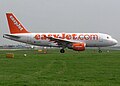 Egy EasyJet gép felszállási engedélyre vár.