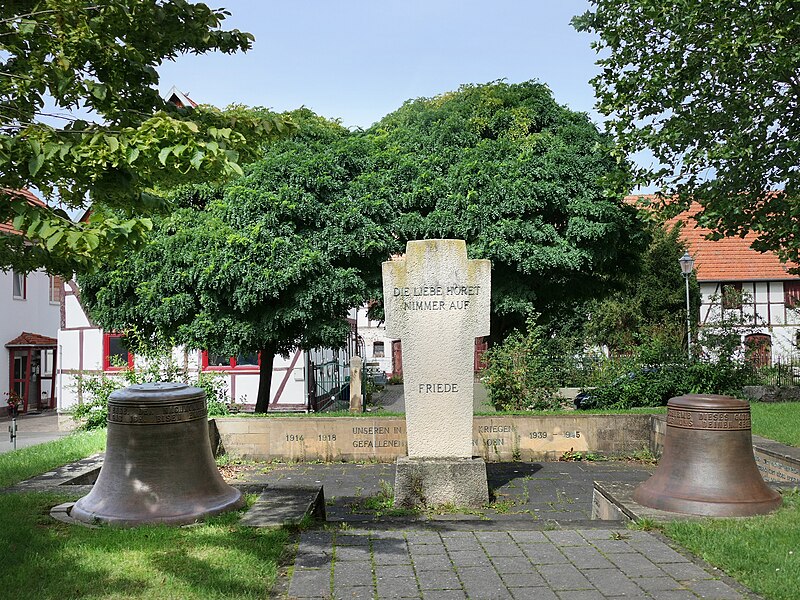 File:Gedenkplatz für die Opfer der beiden Weltkriege in Oberhone.jpg