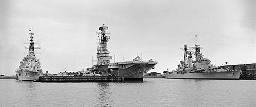 De twee Nederlandse kruisers Hr.Ms. De Ruyter en Hr.Ms. De Zeven Provinciën aan weerszijden van vliegdekschip Hr.Ms. Karel Doorman (1968)