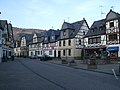 Marktplatz von Kobern mit dem historischen Weinbrunnen (Tatzelwurmbrunnen)