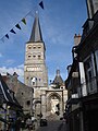 De losstaande toren van de katholieke kerk Notre-Dame