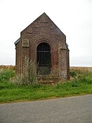 Chapelle à la Vierge en bordure de voirie.