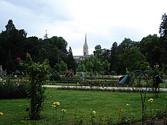 Roseraie et vue sur la basilique Saint-Epvre.