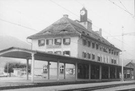 Hauptgebäude, Bahnseite (1975)