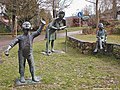 Figurengruppe „Nachbarin mit zwei Kindern“ beim Rathaus